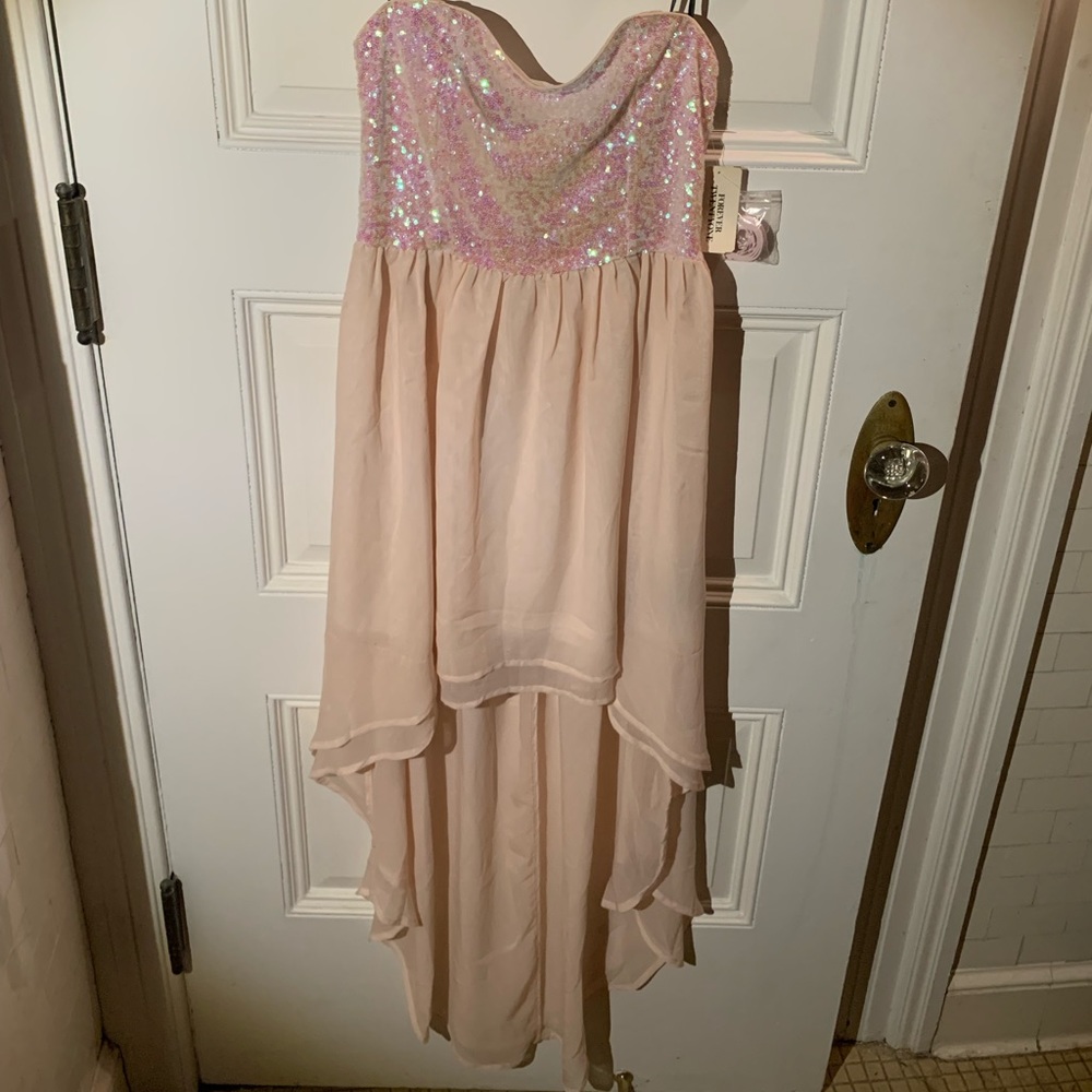selling a small pink sparkly forever 21 dress. Fits nice and flowy.